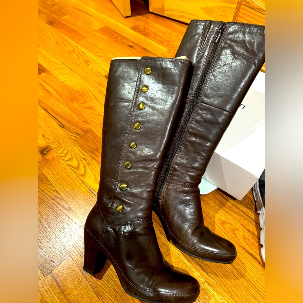 Clarks boots size 7, brown in excellent condition